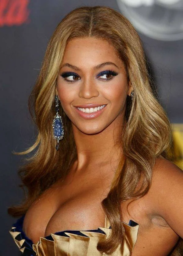 Luce un escote tan sexy como el de Beyonce.