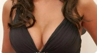 Luce un escote sexy con un busto firme y perfecto