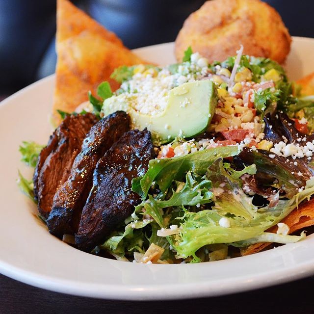 Steak salad. One of our favorites around here!
#eatyourgreens #saladpower #saladmaster #greens #steak #steaksalad #eatmpls #foodieapolis #uptownmn