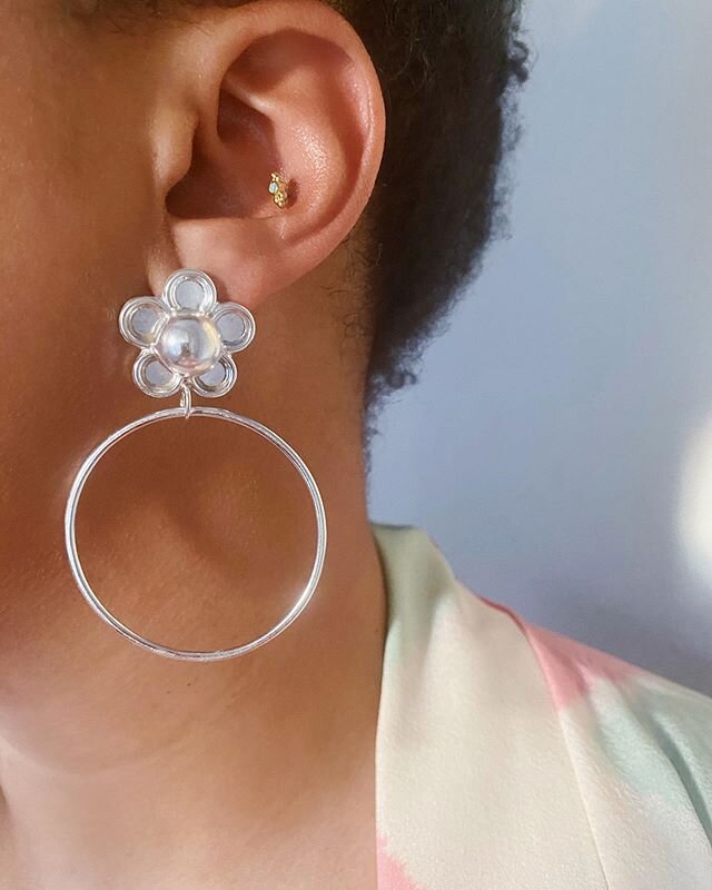 Daisy hoops! 🌸 My 90&rsquo;s baby dream girl fantasy fulfilled 🌸