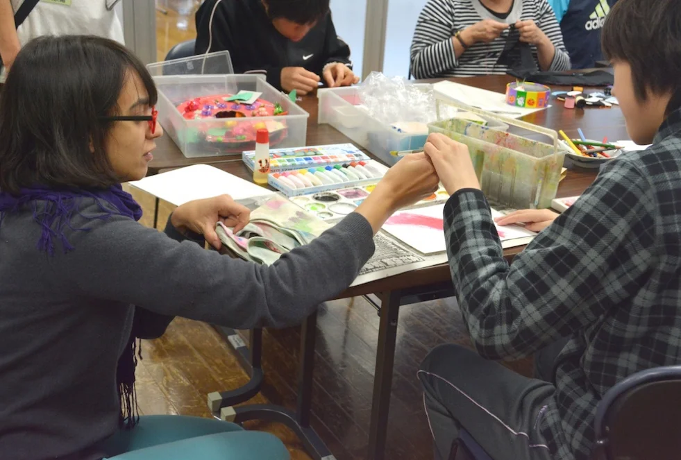 The beneficiaries in Himawari-en have severe autism and learning disabilities, ages ranging from 18 to 60 years old. Art classes are held weekly for 2 hours for 10 ~15 beneficiaries supported by staff with no art training. 6 weeks prior to the workshop, the design leader visited weekly to assess each beneficiary's artistic abilities. ひまわり園に通う利用者は重度の自閉症・知的障害があり、年齢は18歳から60歳までと幅広い。アートクラスは毎週1回2時間行われ、10〜15人の利用者をアートが専門でない支援スタッフがサポートしている。デザインリーダーはワークショップの6週間前から毎週アートクラスに通い、一人一人の芸術的能力を伺った。