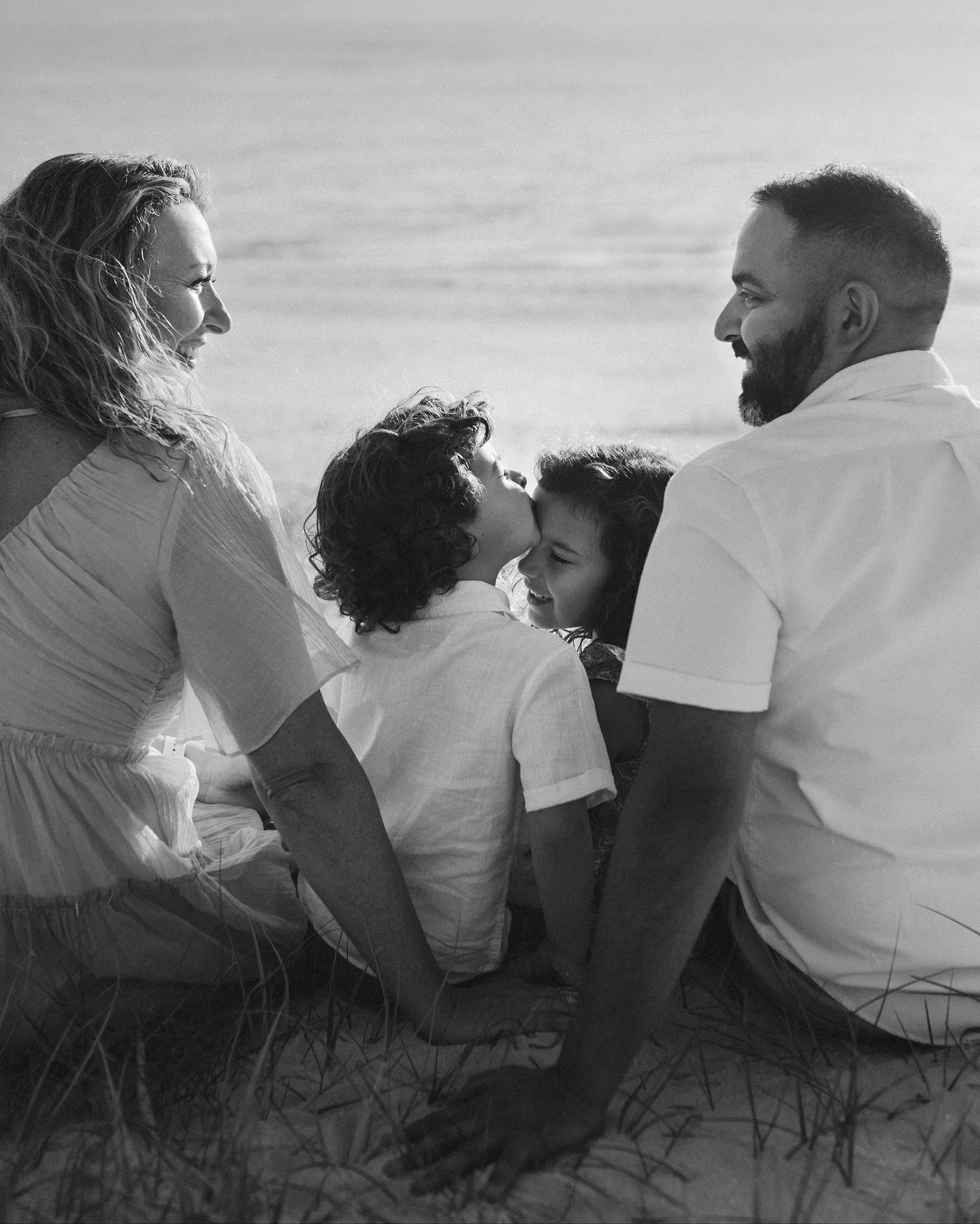 A little bit of cuteness from this beautiful family of 4 for your Tuesday morning 🥹 this is one of many gorgeous gifted sessions I regularly book, and what a gift to give!! 🙌🏼 I might be a tiny bit biased but I think it&rsquo;s pretty hard to top 