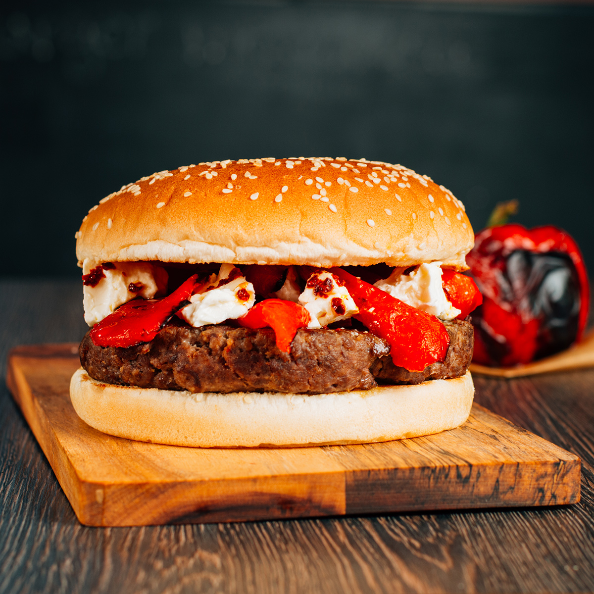 Leto patrilo hovädziemu s pečenou červenou paprikou, feta syrom a chilli olivovým olejom.