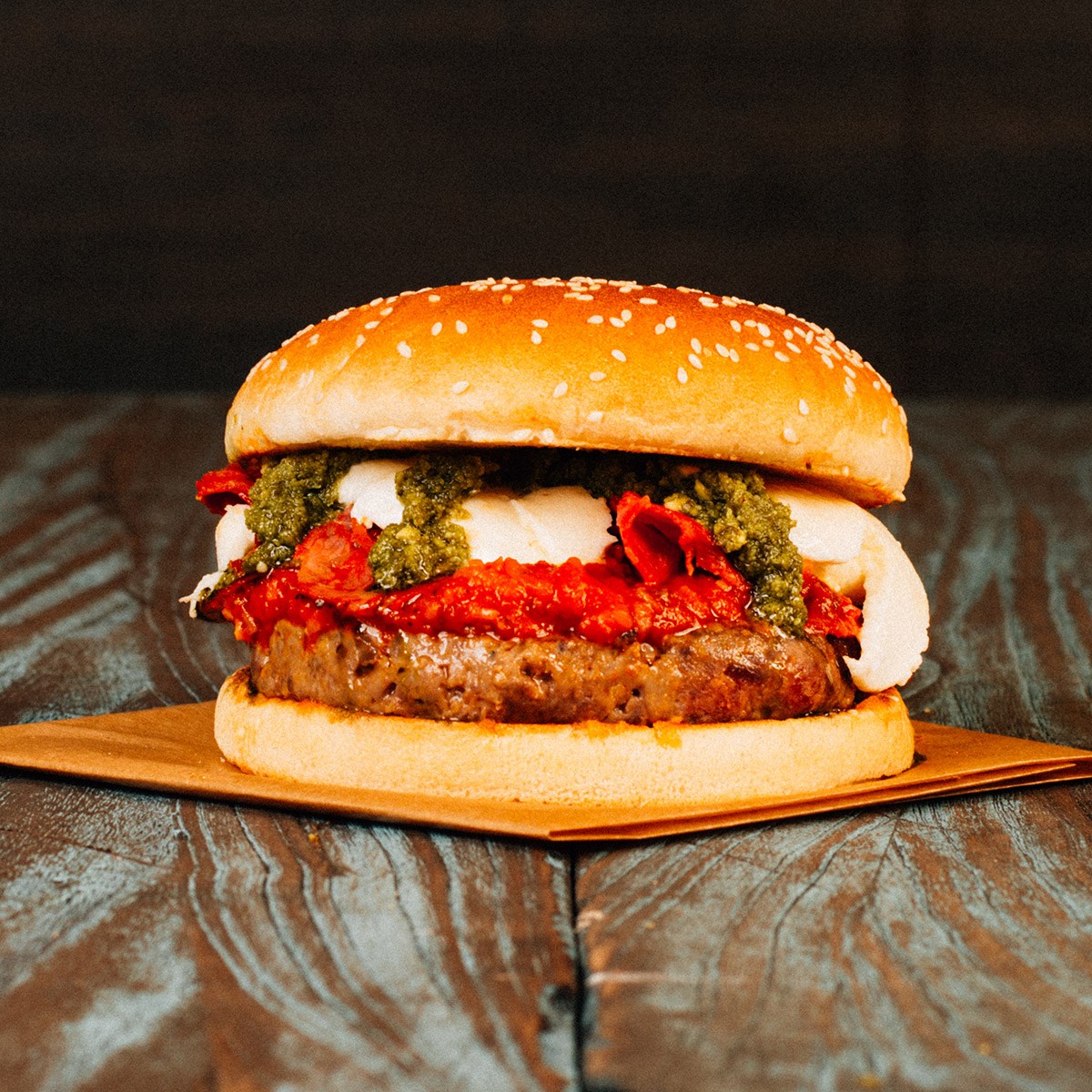 Hovädzie mäso Black Angus pôvodom z Írska, marinara omáčka, grilované chorizo, mozzarella a bazalkové pesto.