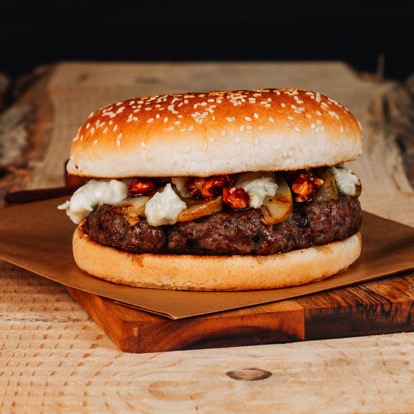 Hovädzie mäso, grilovaná hruška, gorgonzola a medové vlašské orechy.