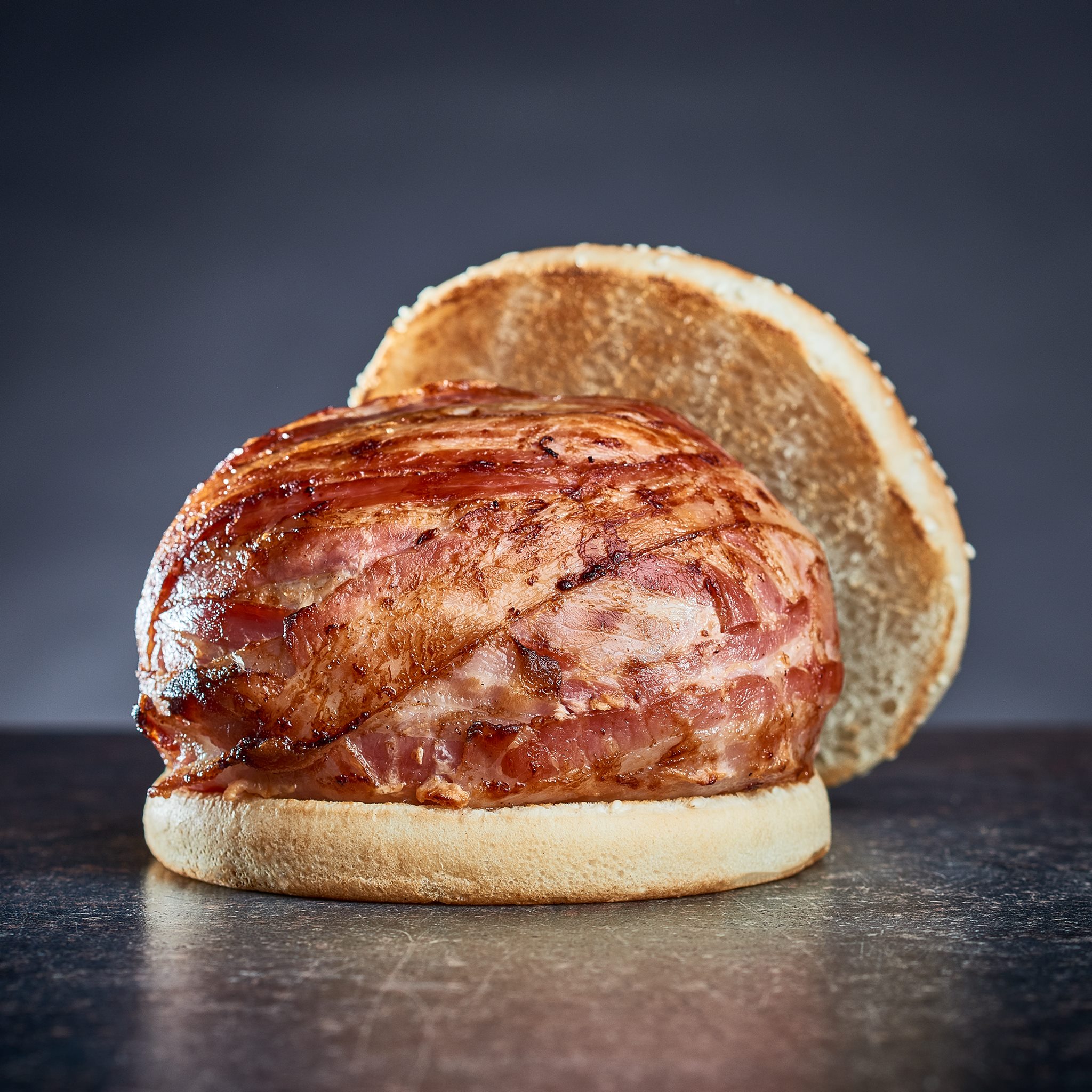 Aj tento december sa vrátila Royal Lucy - štedrá porcia hovädzieho mäsa, cheddaru a prémiovej slaniny s Jack Daniel's BBQ omáčkou.