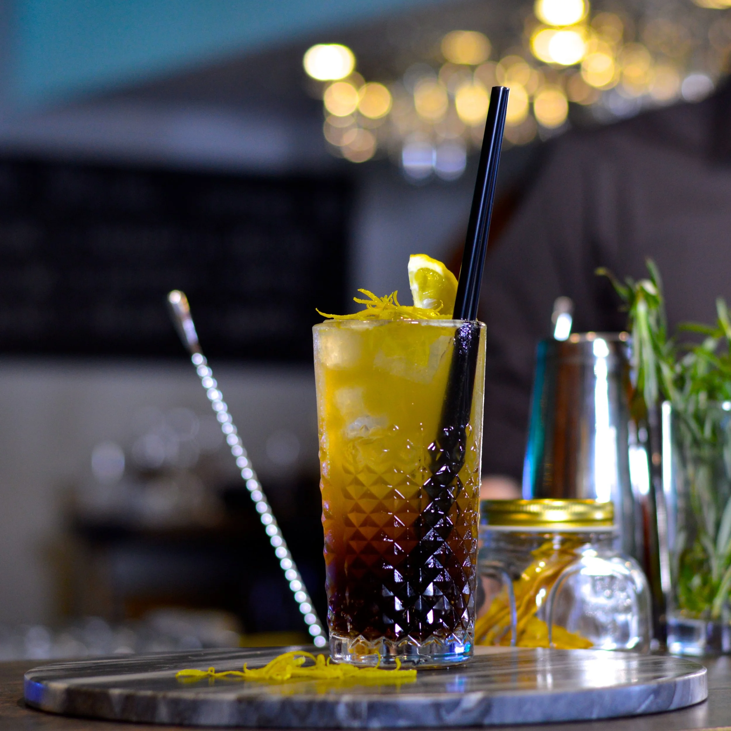 Long Island Drink - s trieborná tequila, vodka, gin, biely rum, cointreau, coca-cola a citrónová šťava. Kombinácia, ktorej je ťažké odolať. 
