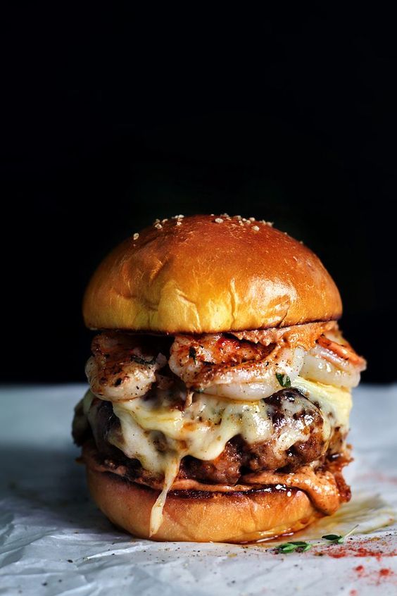 Zdroj: Pinterest/ladyandpups - Burger s mexickým chorizom, krevetami a cesnakovým dipom