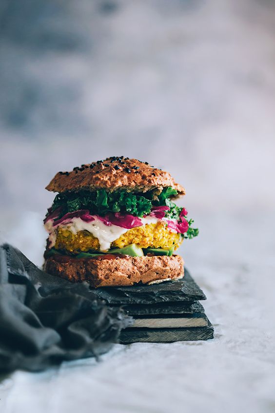 Zdroj: Pinterest/The awesome green - Veggie burger s kyslou červenou kapustou