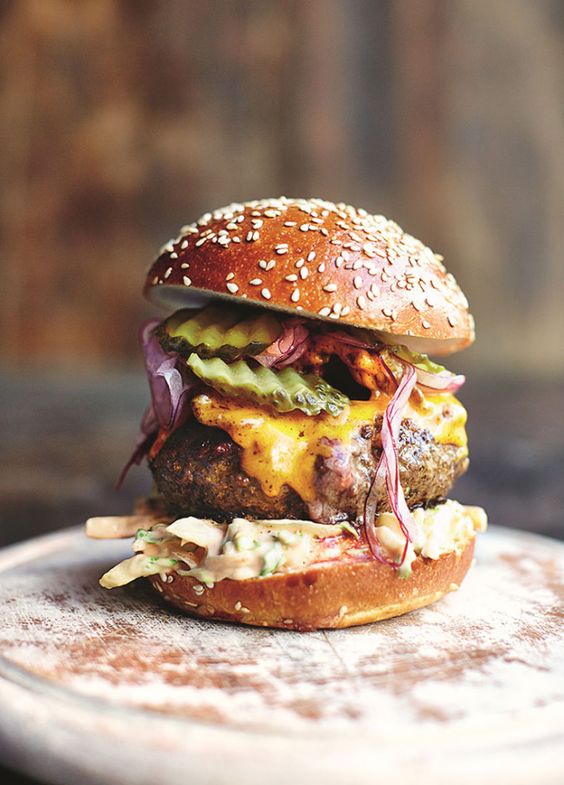 Zdroj: Pinterest/theultralinx - hovädzí hamburger so slawom a cheddarom