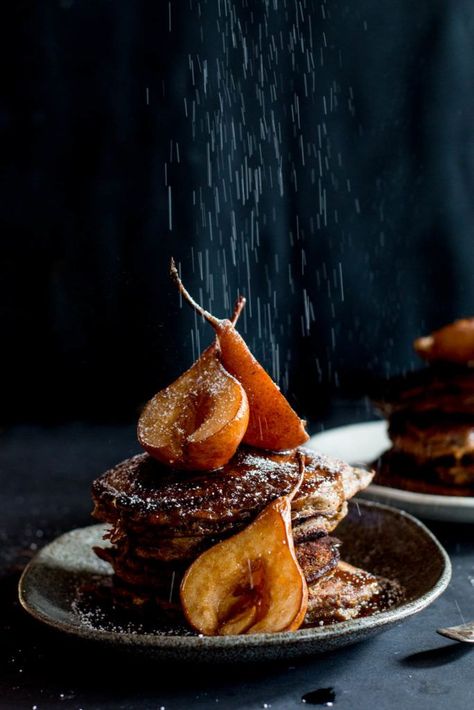Zdroj: Pinterest / thebrickkitchen - datlové palacinky s karamelizovanými hruškami a škoricou, preliate s butterscotch sirupom