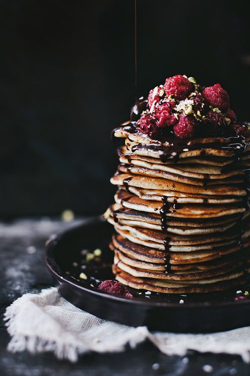 Zdroj: flickr.com - kokosovo-malinové pancakes s horúčou čokoládou a pistáciami