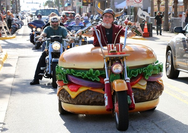 Medzi všetkými burger artefaktmi, ktoré sa nachádzajú v jeho zbierke, je snáď najznámejšia Hamburger motorka Harley-Davison.