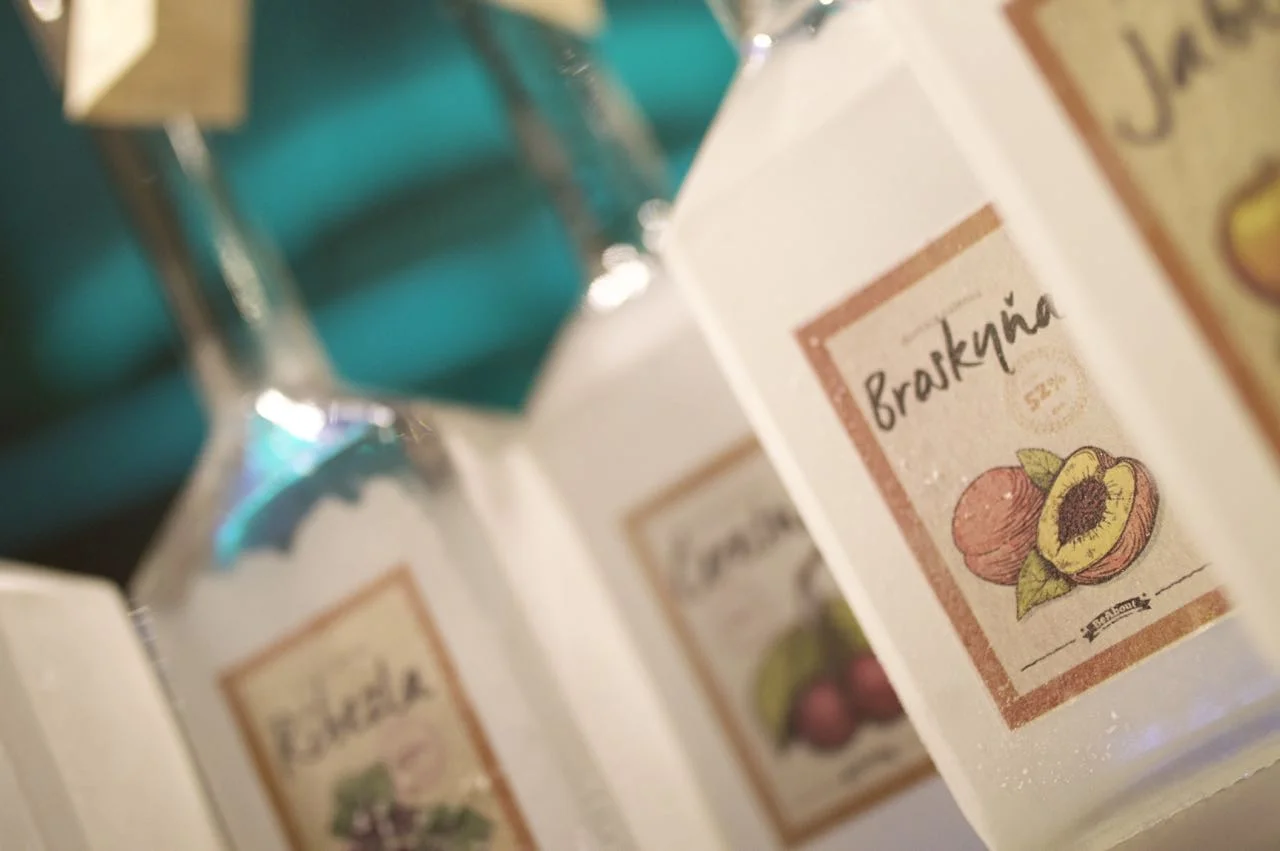 Vôňa zrelej broskyne spojená s luxusnou chuťou orechov a medu.