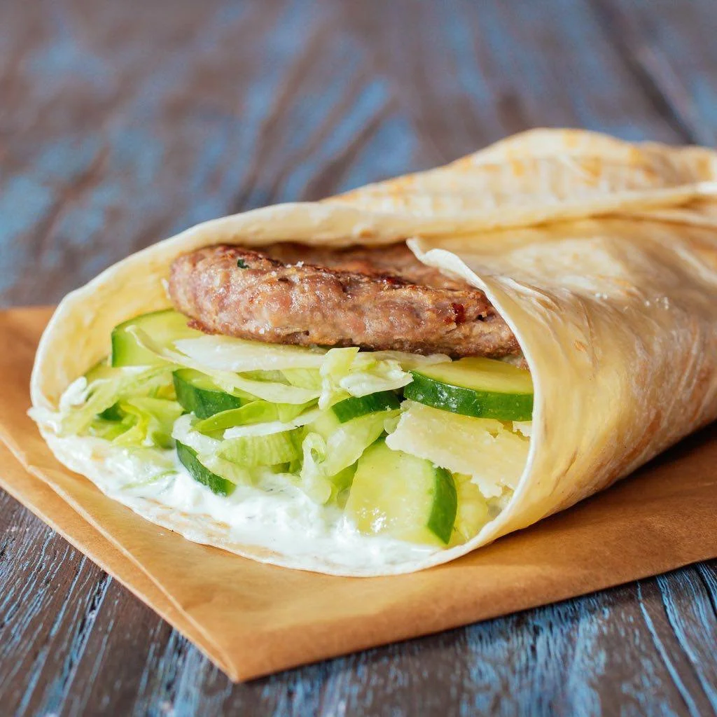 Jahňací wrap so syrom Pecorino Romano, ľadovým šalátom, čerstvou uhorkou a mätovým Ranch dressingom