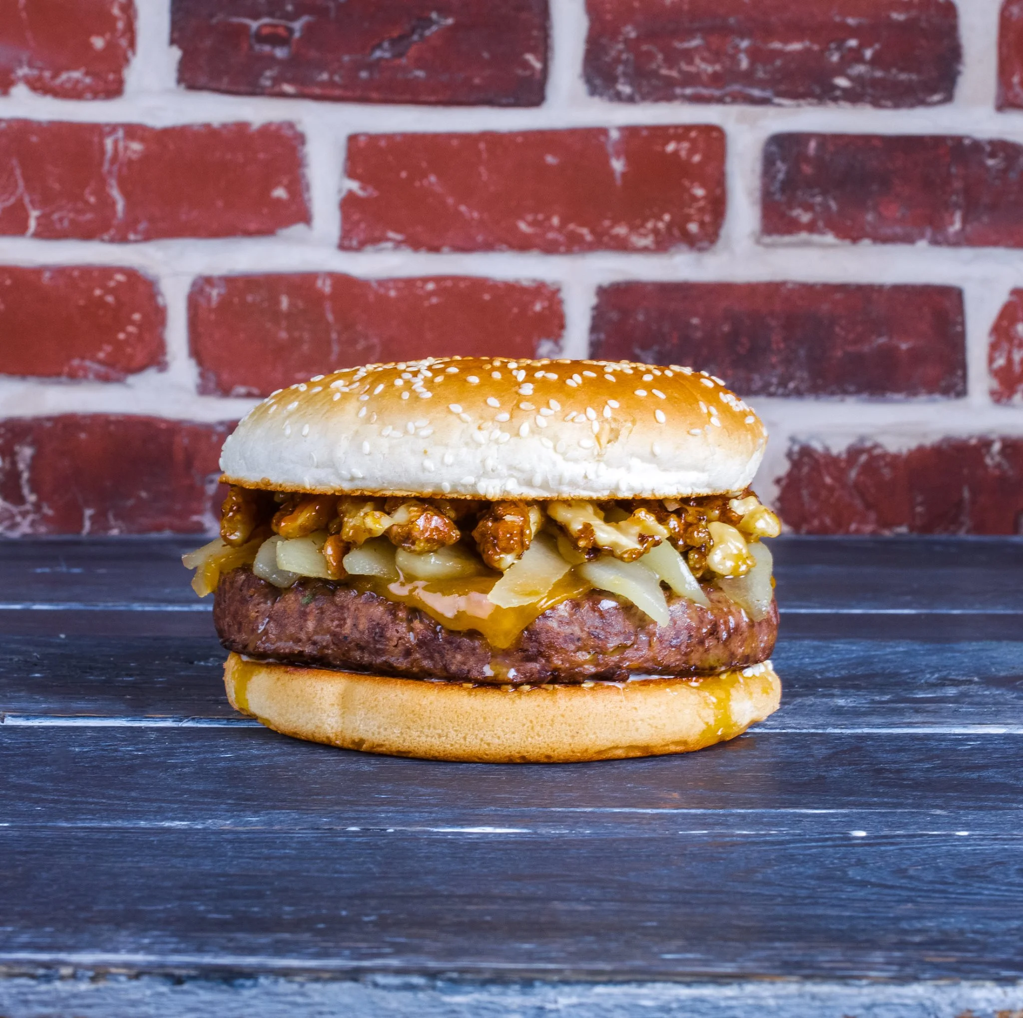 Burger s mäsom z daniela, s cheddarom, flambovanými hruškami a karamelizovanými orechmi. Podávané s našou Ranch omáčkou.