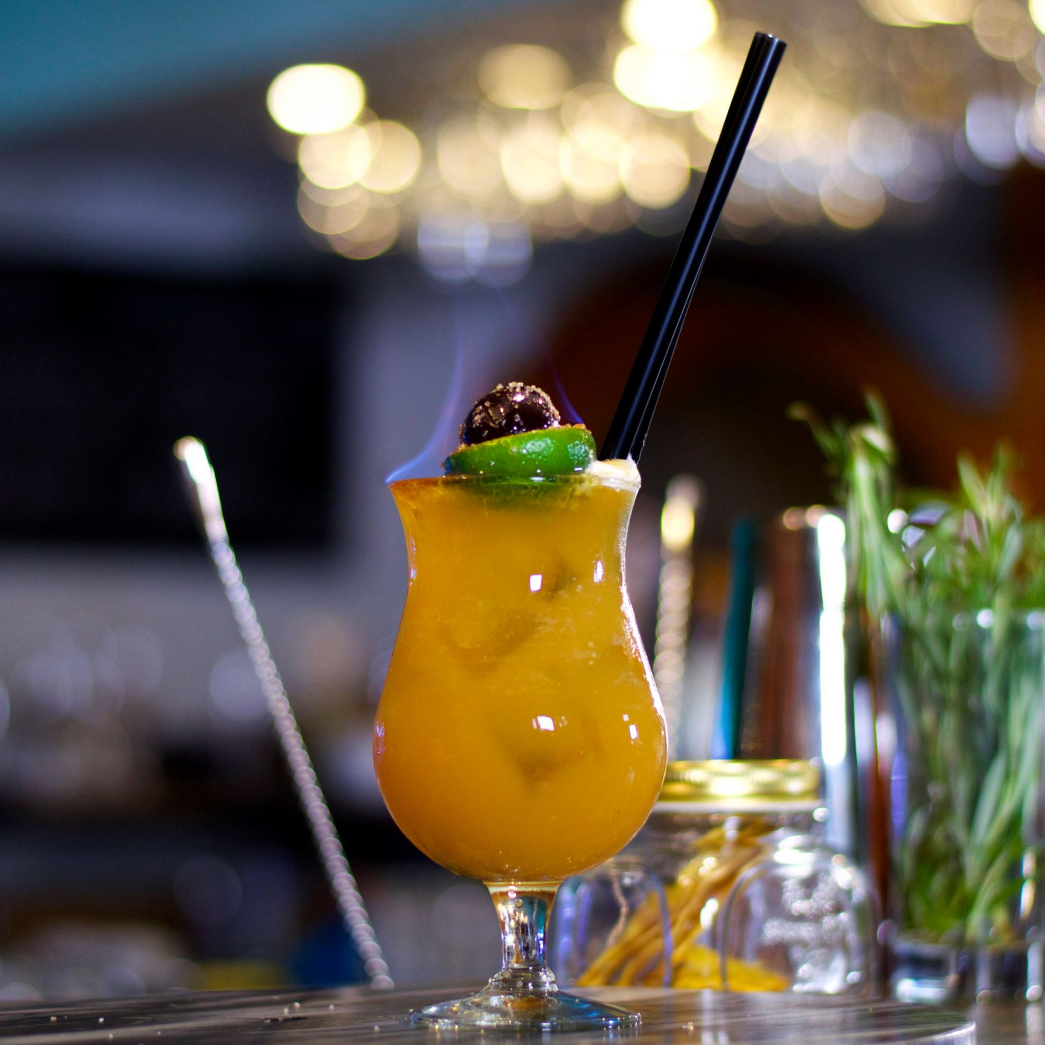 Jeden z najobľúbenejších BeAbout kokteilov na bare. Zombie sa skladá z bieleho rumu, tmavého rumu, Apricot Brandy, Cointreau, limetovej a citrónovej šťavy spolu s ananásovým a pomarančovým džúsom. 
