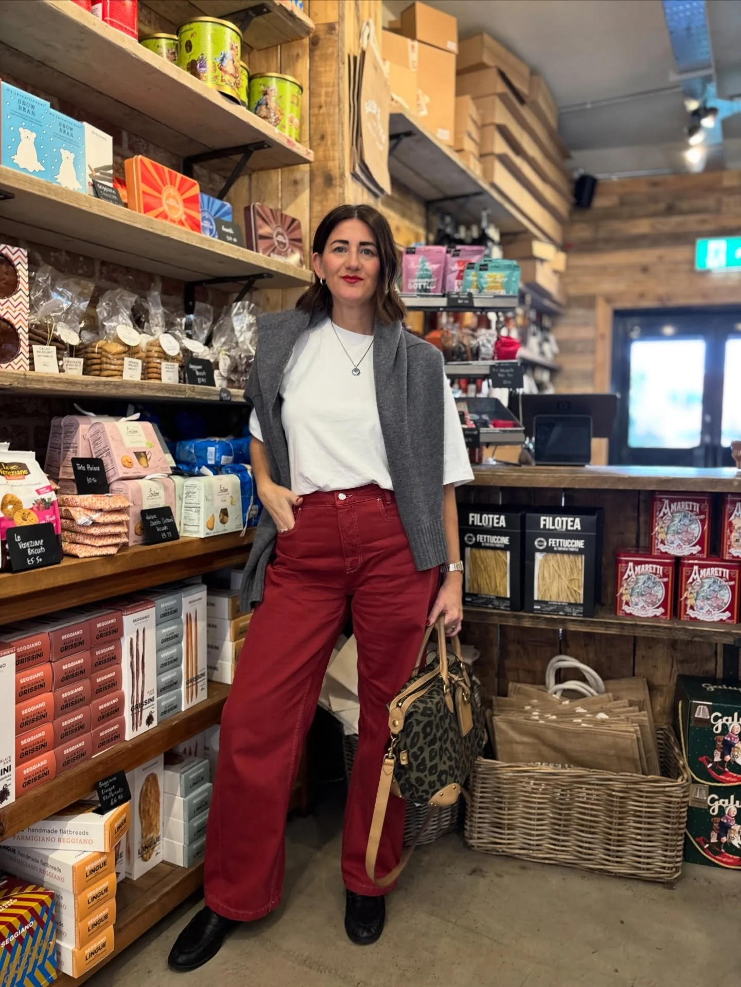 New season calls for new denim. You never thought you needed red jeans but I&rsquo;m here to tell you you&rsquo;ll wonder what you did without them. 
A clear hero piece, statement &amp; full of personality but blends in nicely with my wardrobe. 🌹❣️?