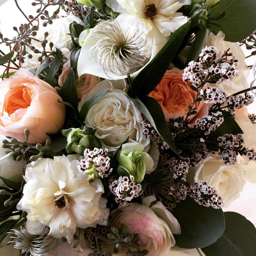Gorgeous peach-blush-creme-rust deliciousness 🍑 ☁️🌸🌿🍂Loved this romantic, autumnal color palette...so pretty against the NYC skyline!
.
.
.
.
.
#newyorkflorist #thatviewtho #longislandcity #fallflowers #alltheprettyflowers #texture #naturalflower