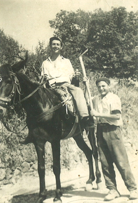 Martire a cavallo al paese.png