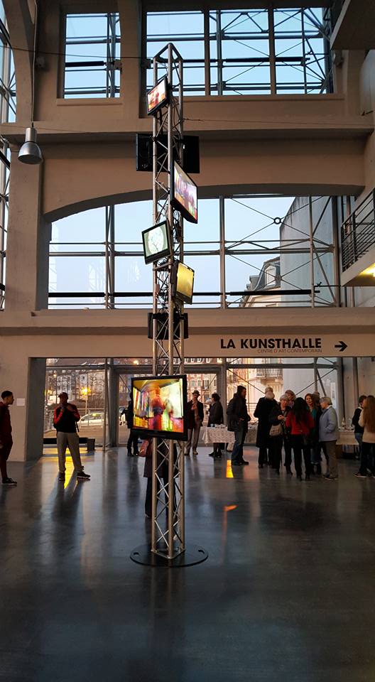 Totem avec diffusion synchrone de 7 boucles vidéo sur 7 écrans différents