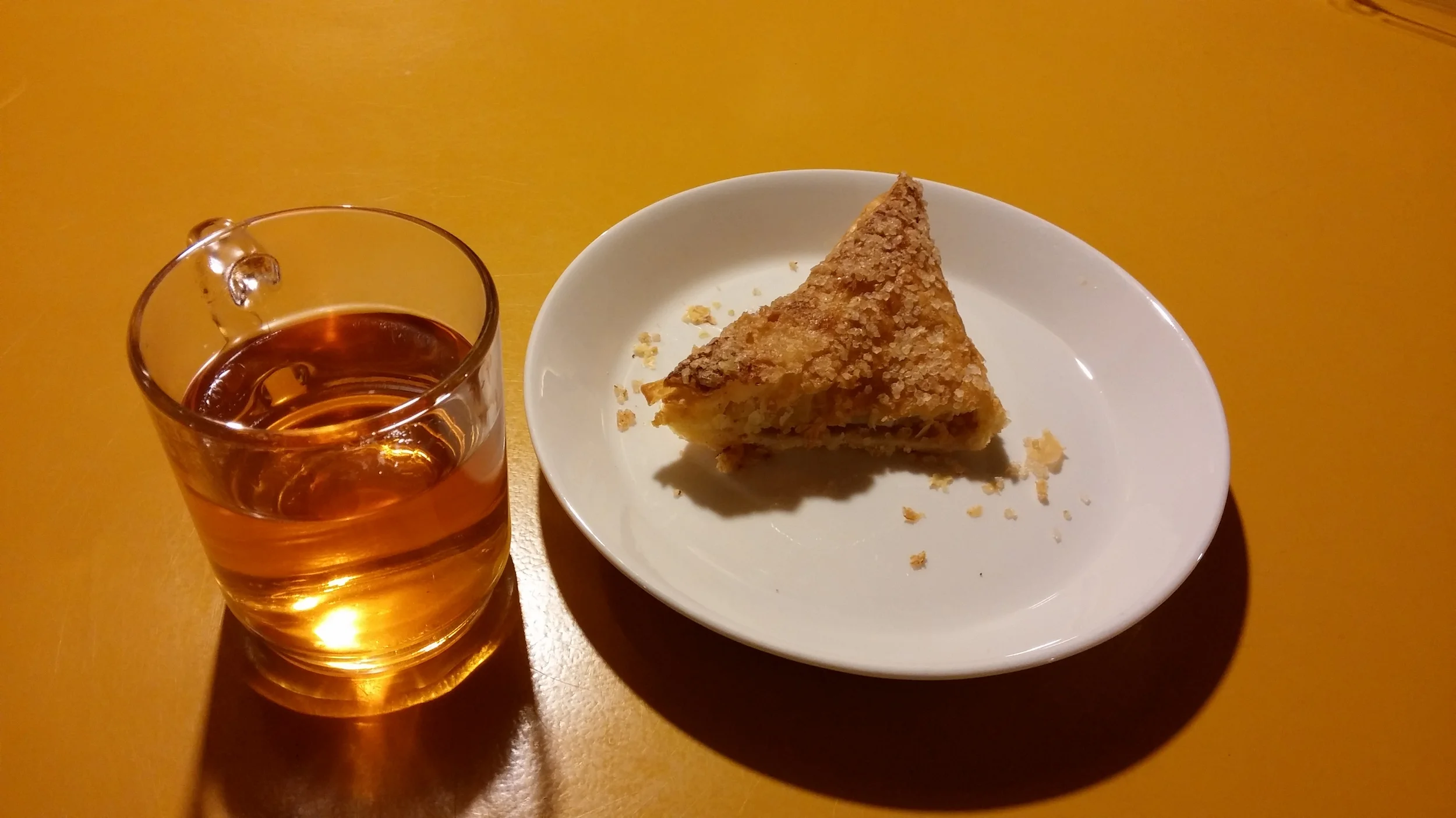 Appelflap and tea
