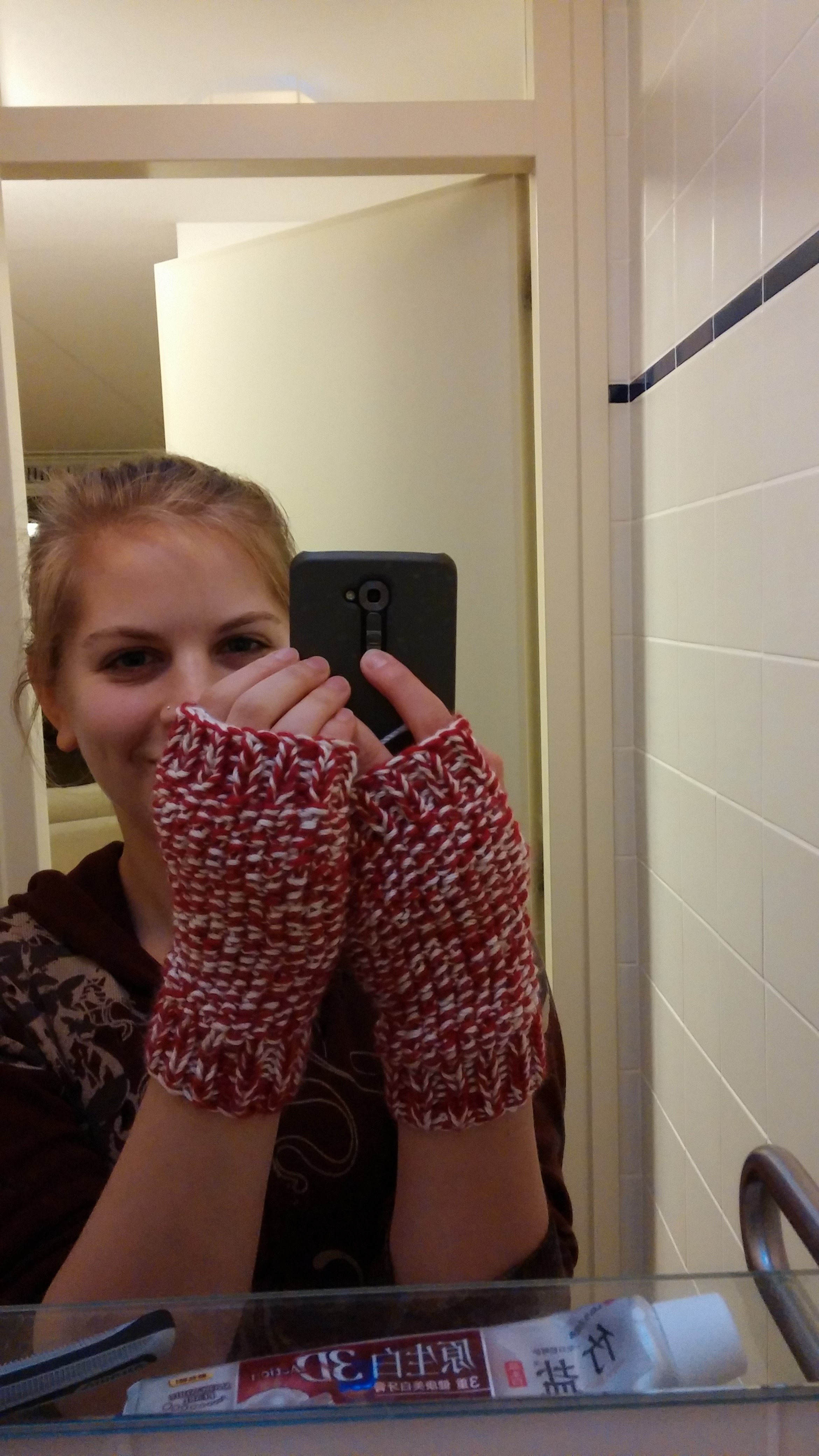 I finished knitting some hand warmers!