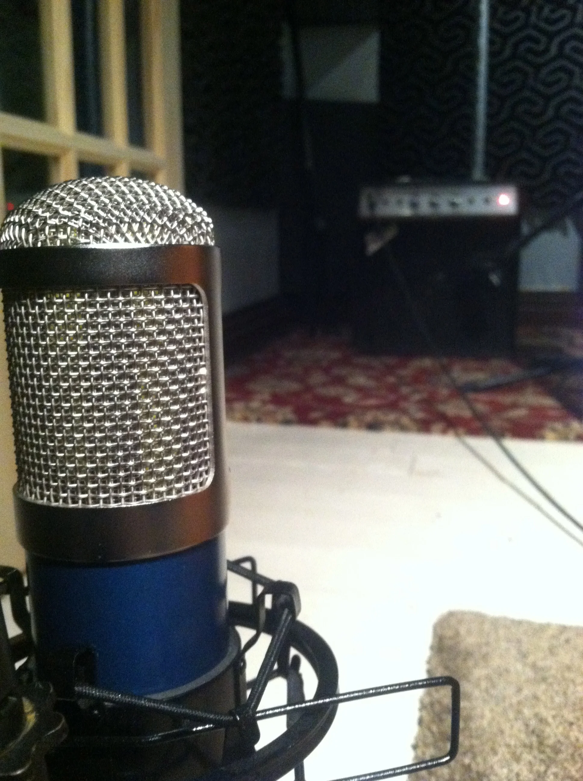 MXL R40 Ready to rock in the studio.