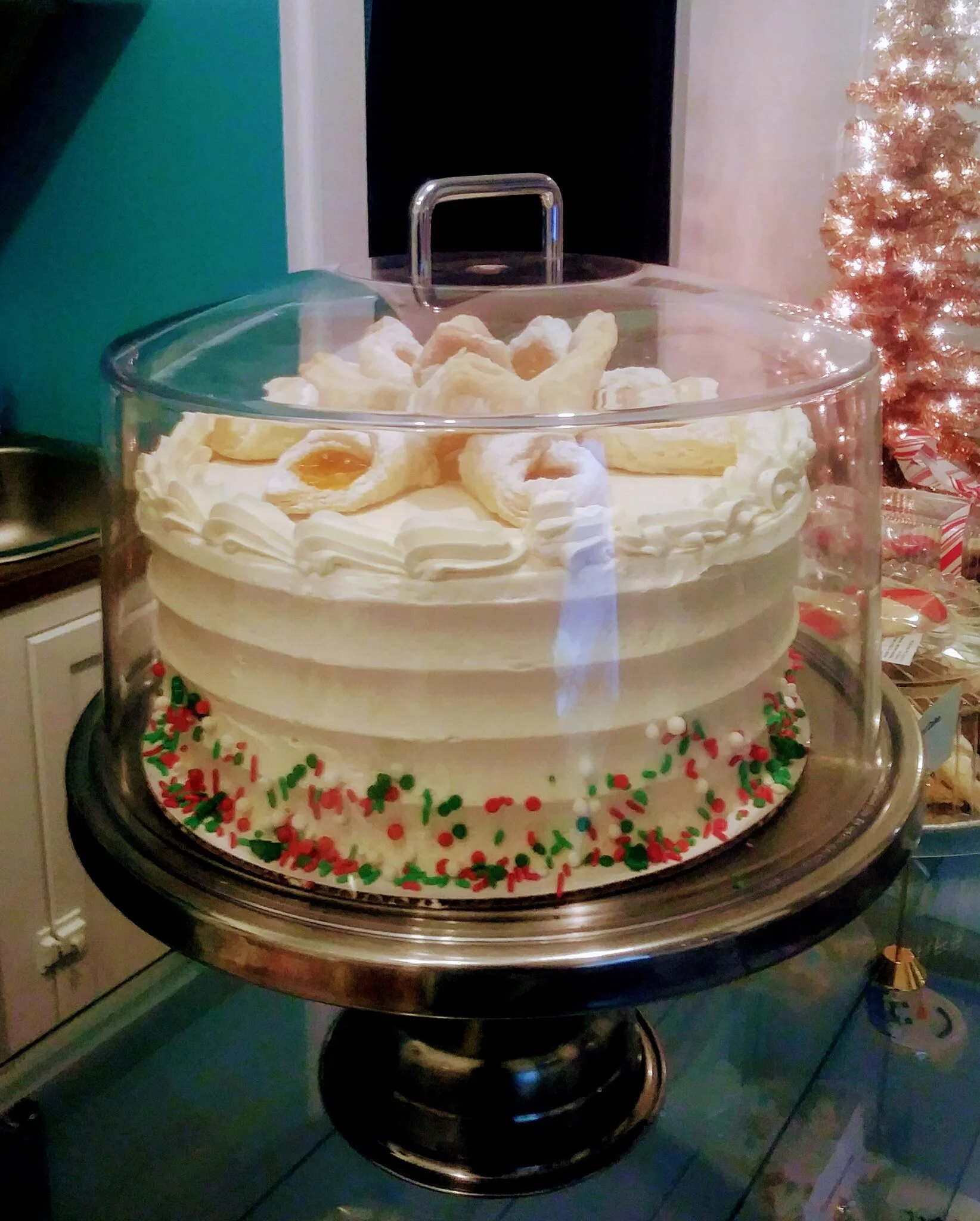 Present our beautiful and delicious holiday cakes to your guests this year! Starting at $32.