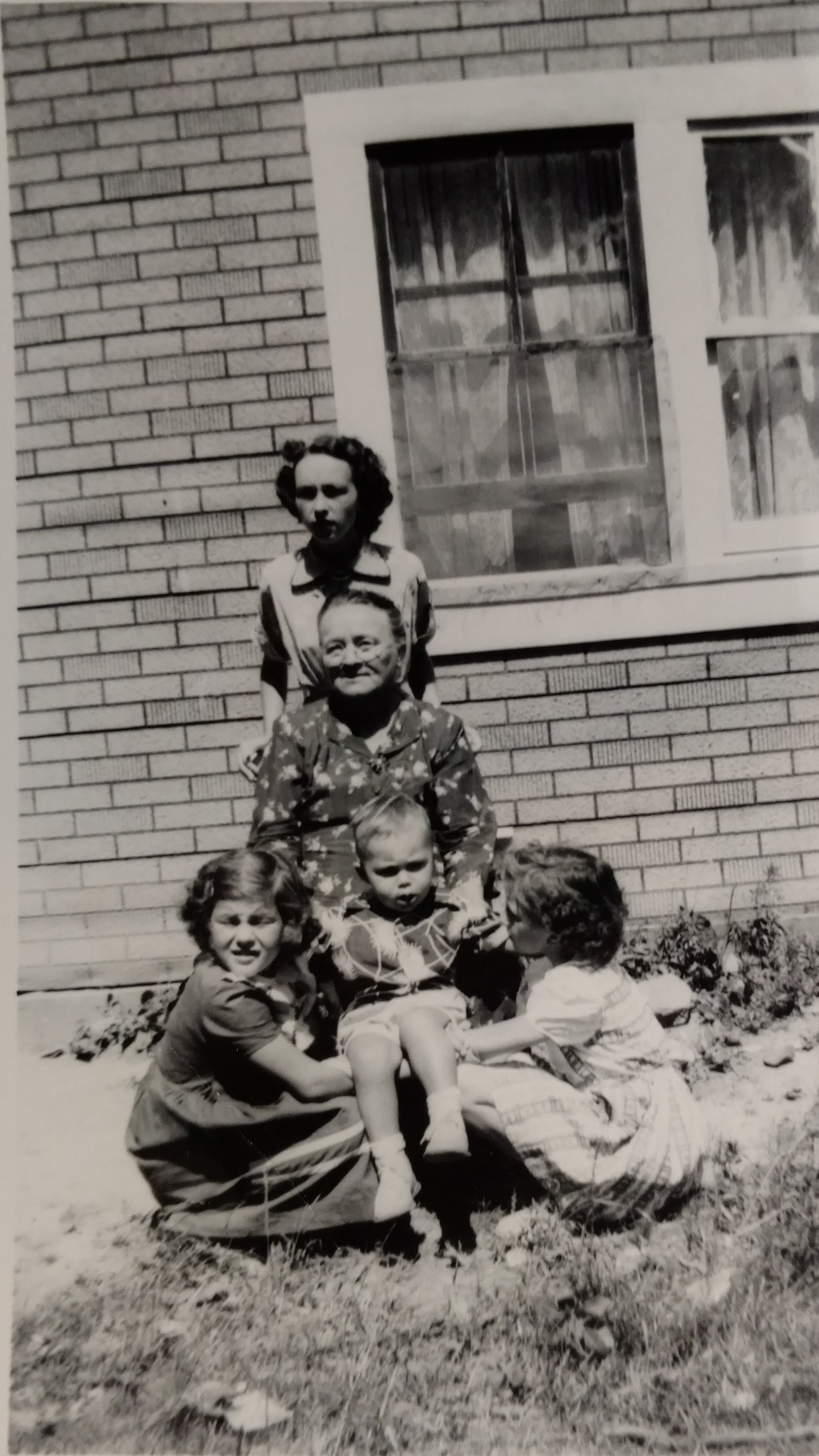 Janavee, her mother Emma Stepp, nieces Roberta and Janiene holding her son Sheldon