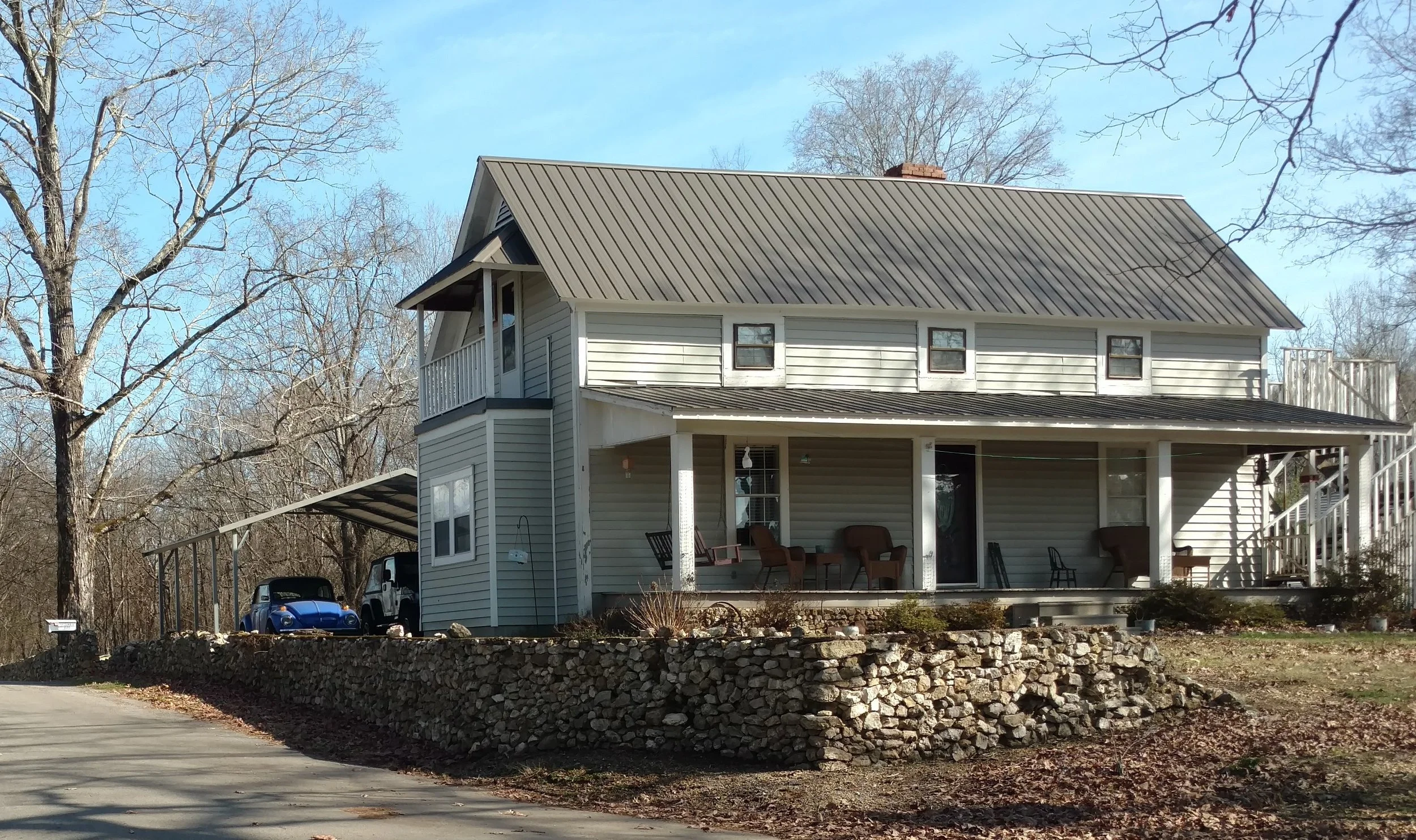 A well-kept old home I've been admiring in Sale Creek complete with a rock wall. I wonder if that's original to the house?