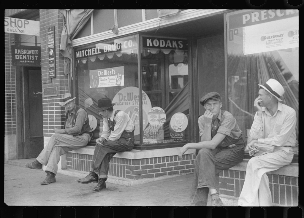 It wasn't hard for the photographer to capture some men loafing in Crossville in 1937 - here's a second shot. http://photogrammar.yale.edu/records/index.php?record=fsa1997017035/PP