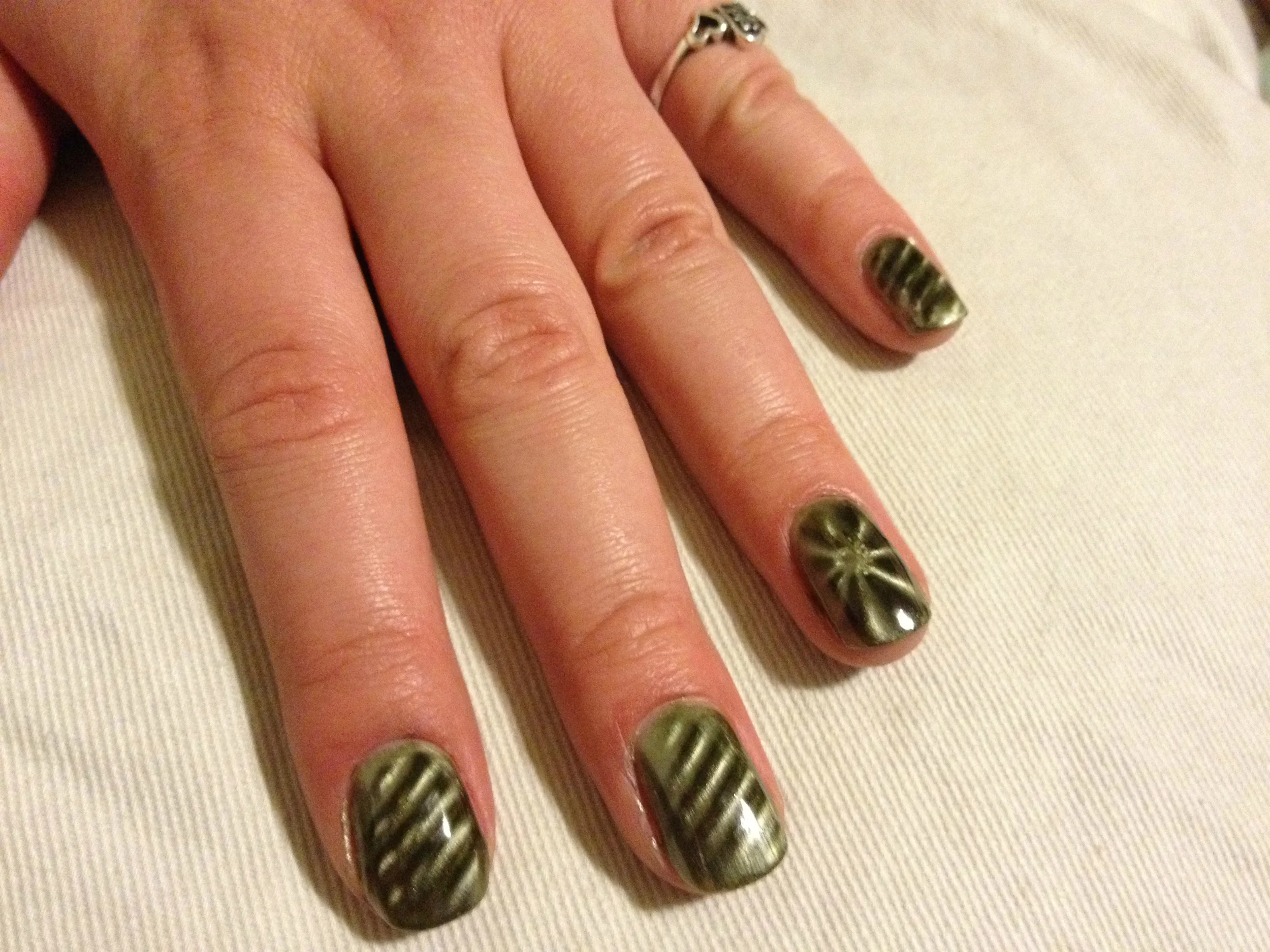 china_glaze_magnetix_cling_on_diagonal_accent_star.jpg