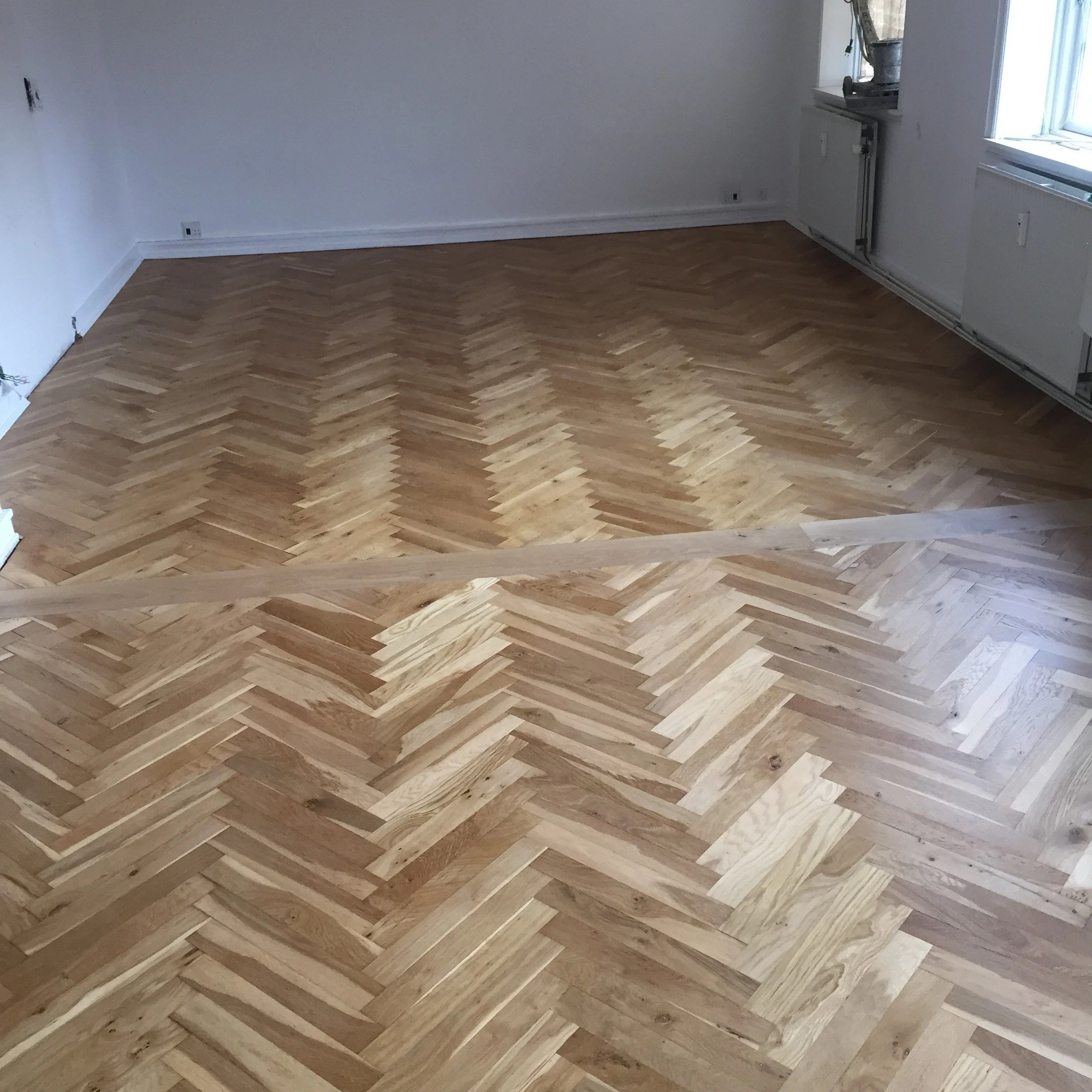 Sildeben parket eg afslebet og lakeret 3 gange