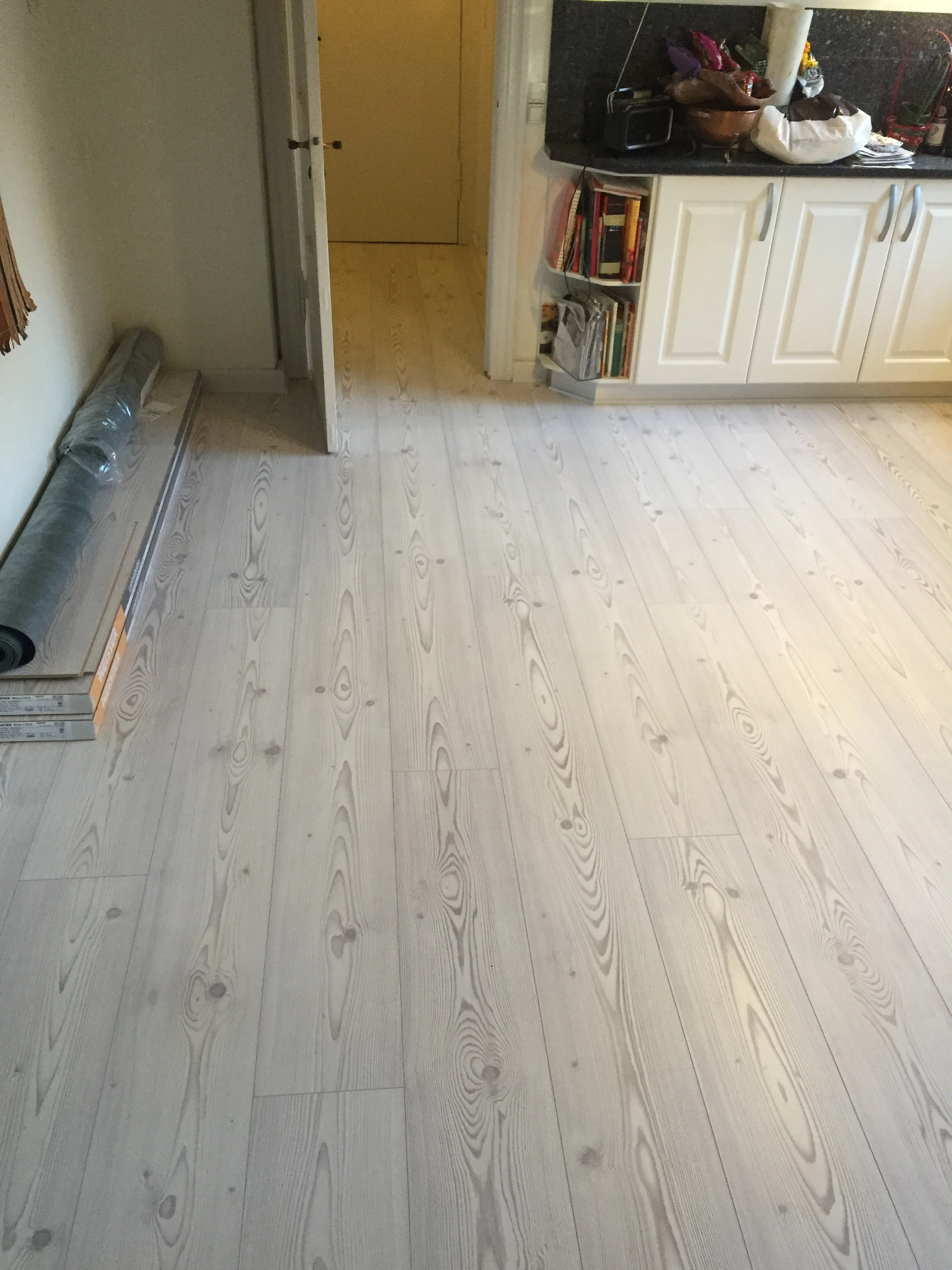Laminatgulv med vinyloverflade