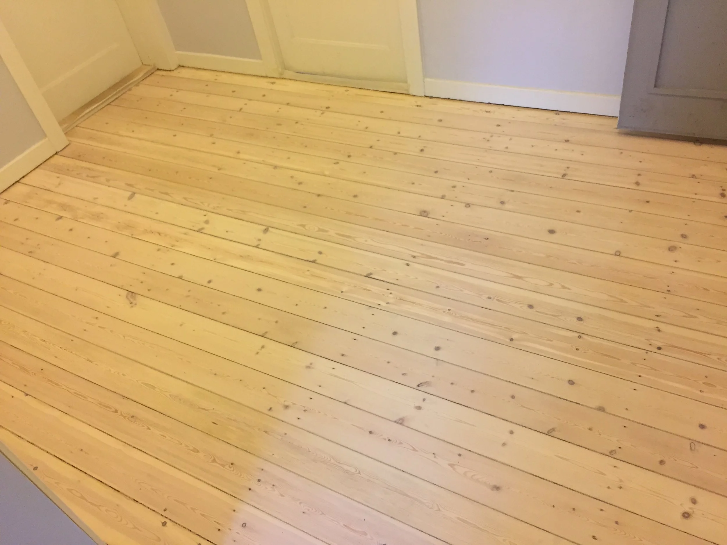 Fyrtræ slebet og efterbehandlet med naturlud