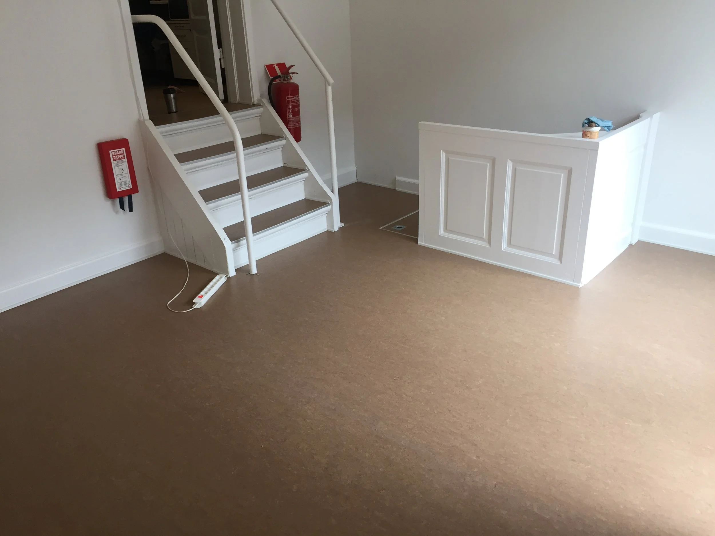 Linoleum på gulv og trappe