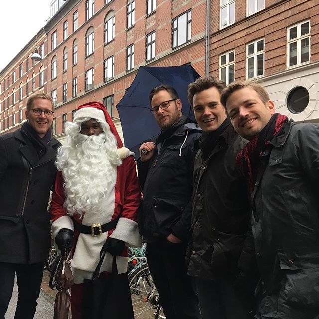 Regn eller slud, -Julen og Vokalmusikken skal ud. Tak til jer der har fejret våd jul med os i dag🎅🏾🎶🌧
#vådjul #julpånørrebro #julemarked #julesang #sangpågaden