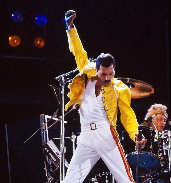 74 år i dag💫 ..hvis han dog bare levede endnu. #greatestvoiceever #freddiemercury