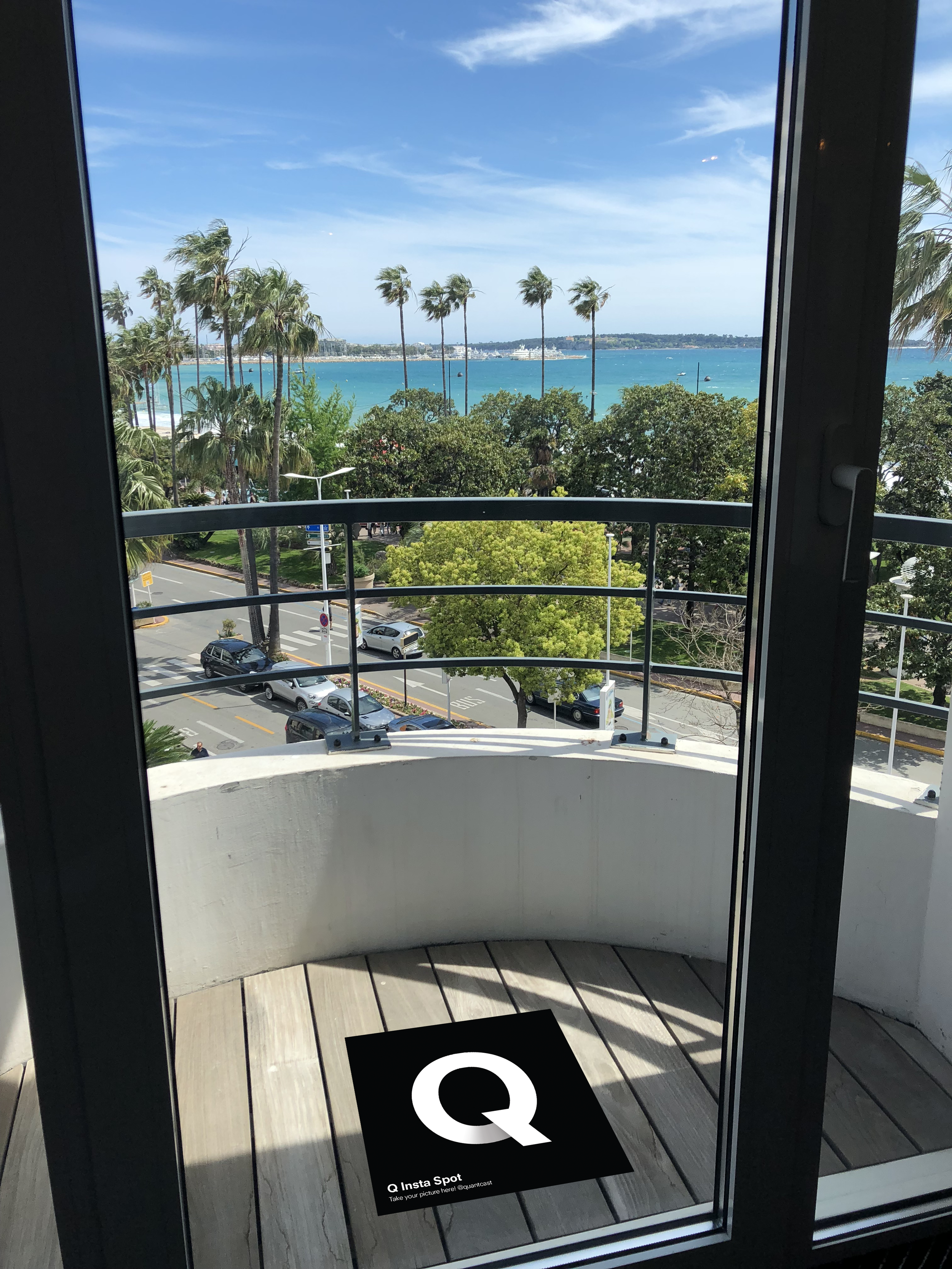 qc_cannes-floor-vinyl-balcony_01.png