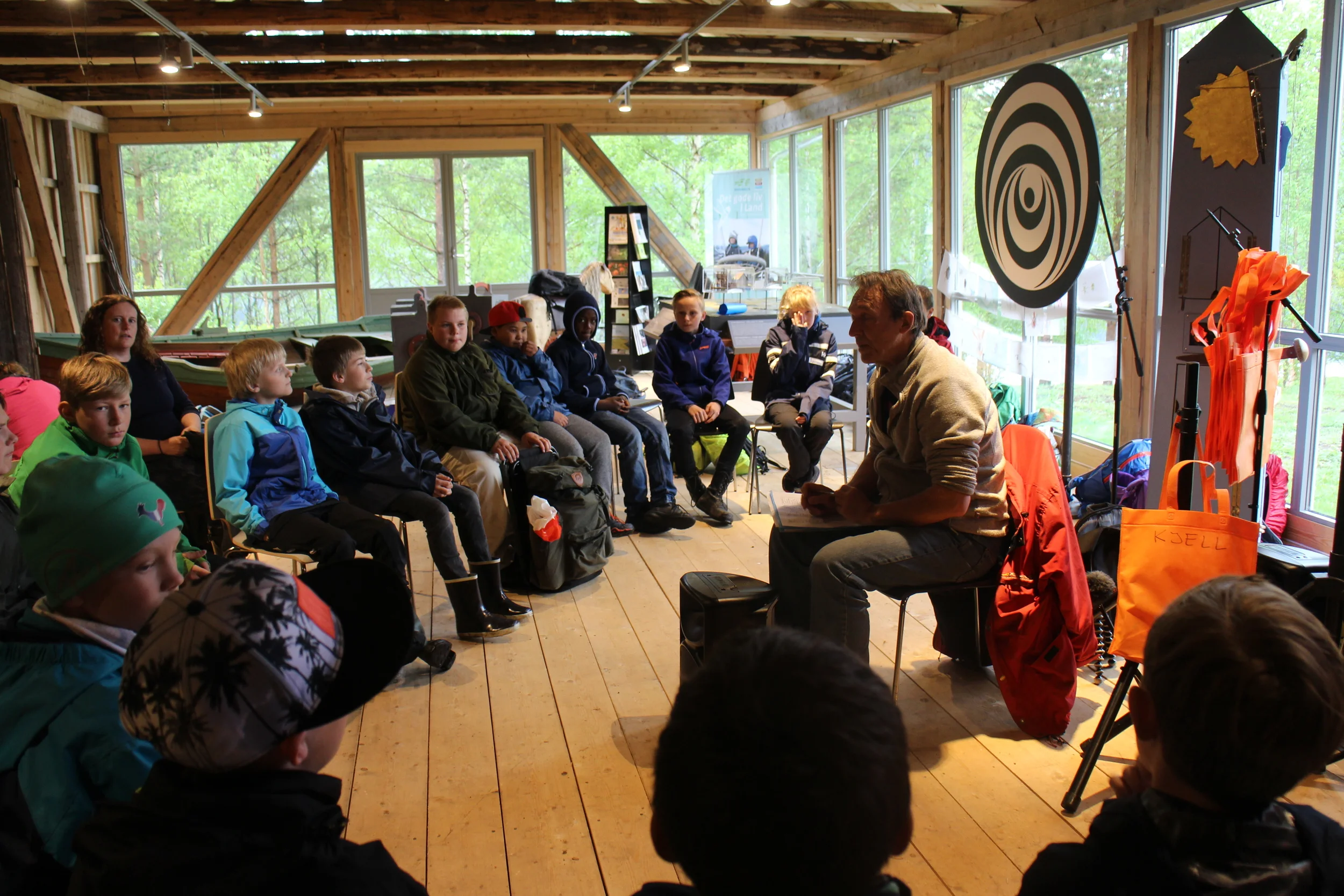 Sammen med alle de andre 5. trinnselevene i kommunen deltar vi på felles kulturprosjekt på Naturhuset i Odnes.