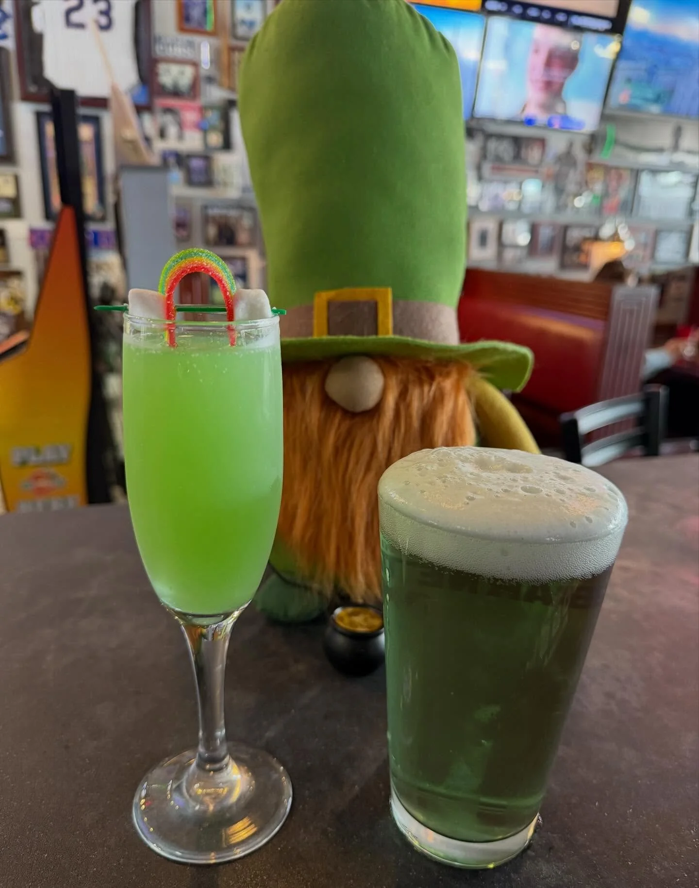 Drink because the river has been dyed! You&rsquo;re pinching yourself if you&rsquo;re missing out. We&rsquo;ve got the Pot o&rsquo; Gold waiting here for you today &amp; Tuesday! Sl&aacute;inte! 🍀 #BobbyGs #greenbeer #packerstears #ChicagoEats #stpa