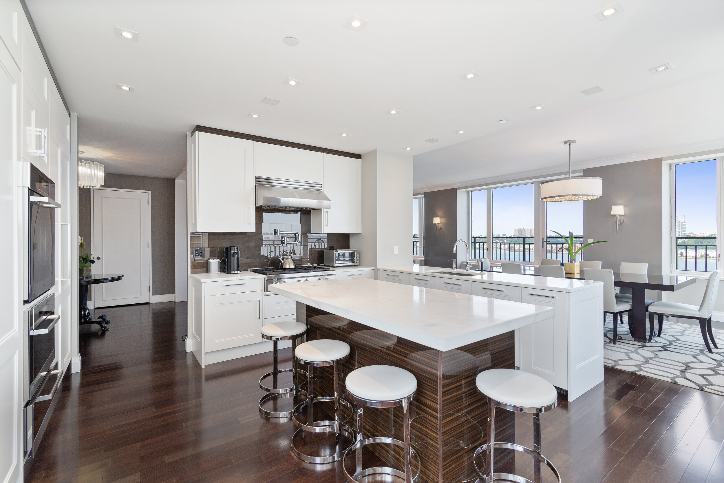 220_Riverside_Bouelvard_16N_19.jpg