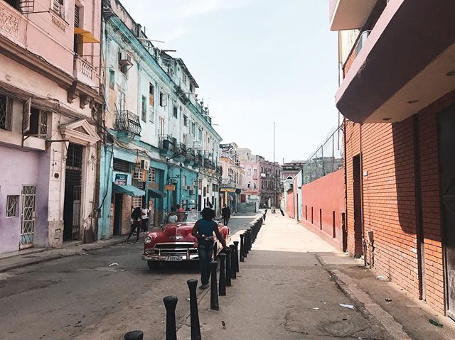 Have you had a chance to check out yesterday&rsquo;s blog post? Don&rsquo;t worry, the link is still available in my profile! Perhaps it will entice you to visit some amazing places in 2019, like the charming streets of Havana, Cuba.

#travel #travel