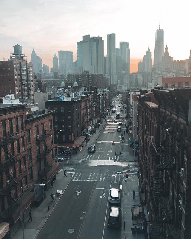 New York at sunset has literally some of the most amazing views. ☀️ #travel #travel2019 #travelgram #instatravel #travelblogger #culture #photography #photooftheday #travellingthroughtheworld #thecolorspectrumproject #newyork #newyorkcity #manhattanb