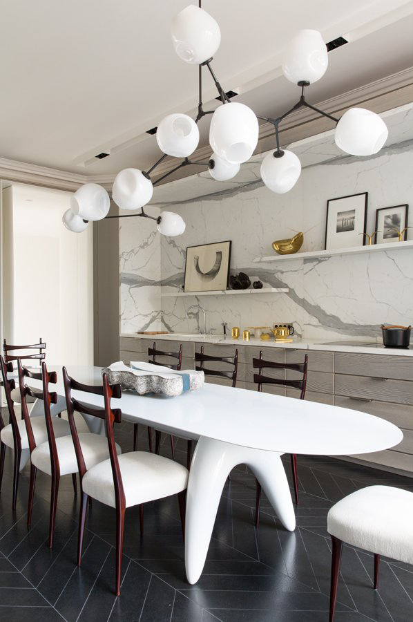modern-kitchen-eat-in-oval-table-modern-light-marble-slab-backsplash-cococozy-damienlangloismeurinne.png