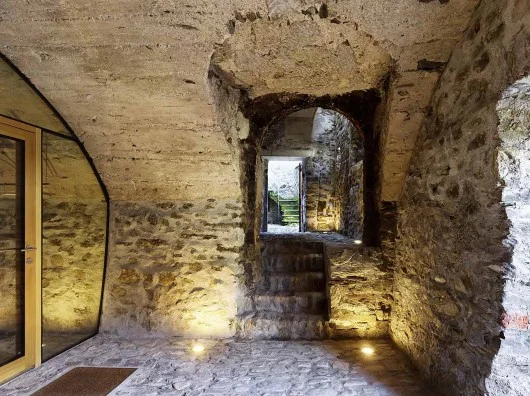 543dd589c07a802a69000254_stone-house-transformation-in-scaiano-wespi-de-meuron-romeo-architects_1430_cf029799-530x396.jpg