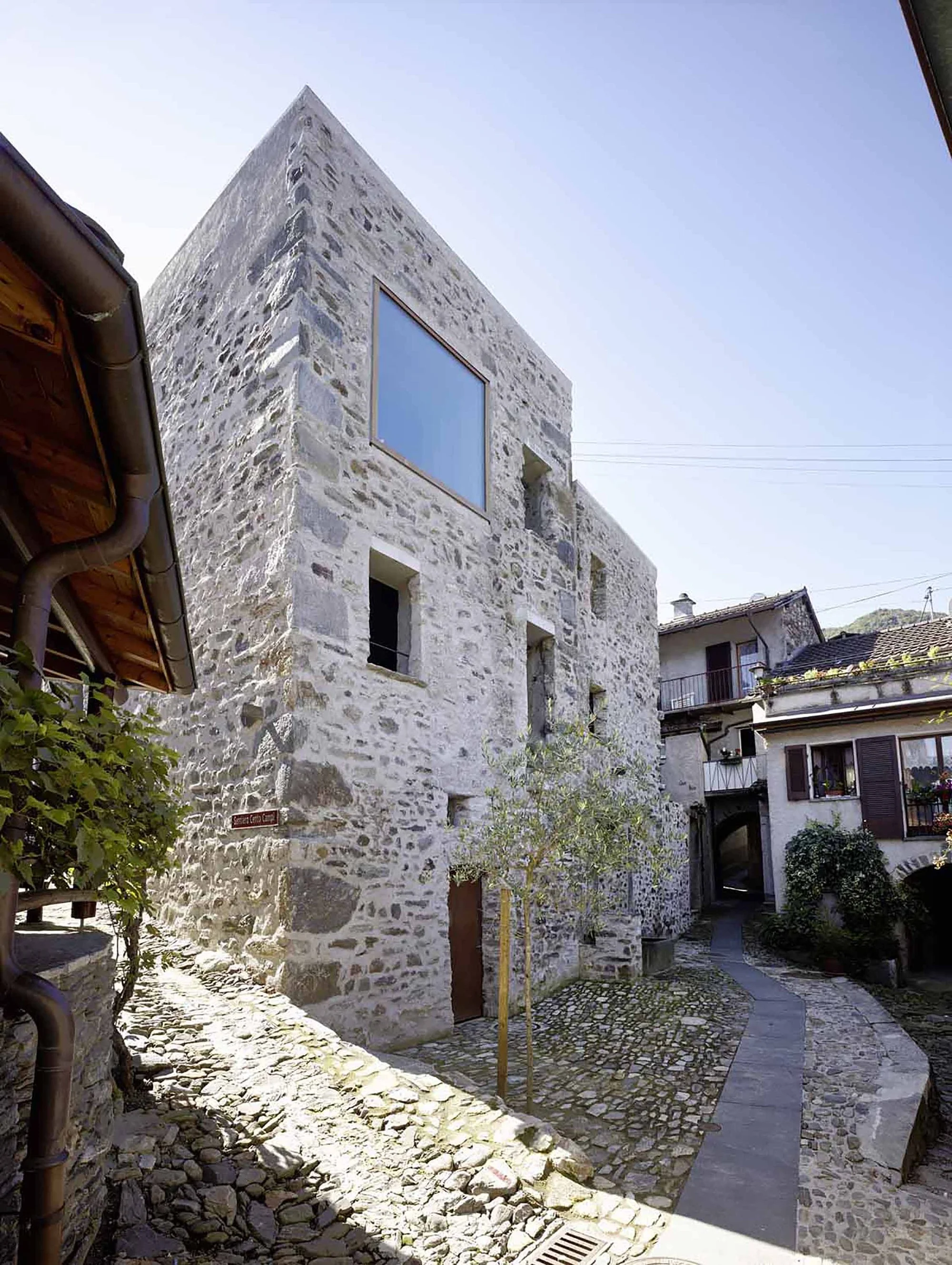 543dd585c07a80762d00024a_stone-house-transformation-in-scaiano-wespi-de-meuron-romeo-architects_1430_cf029706.jpg
