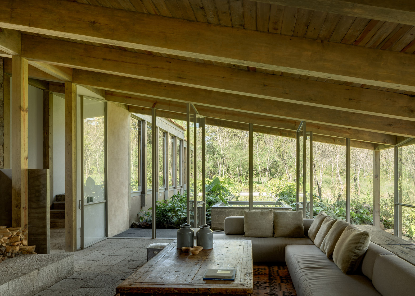 santana-house-cc-arquitectos-valle-de-bravo-mexico-city_dezeen_1568_1.jpg