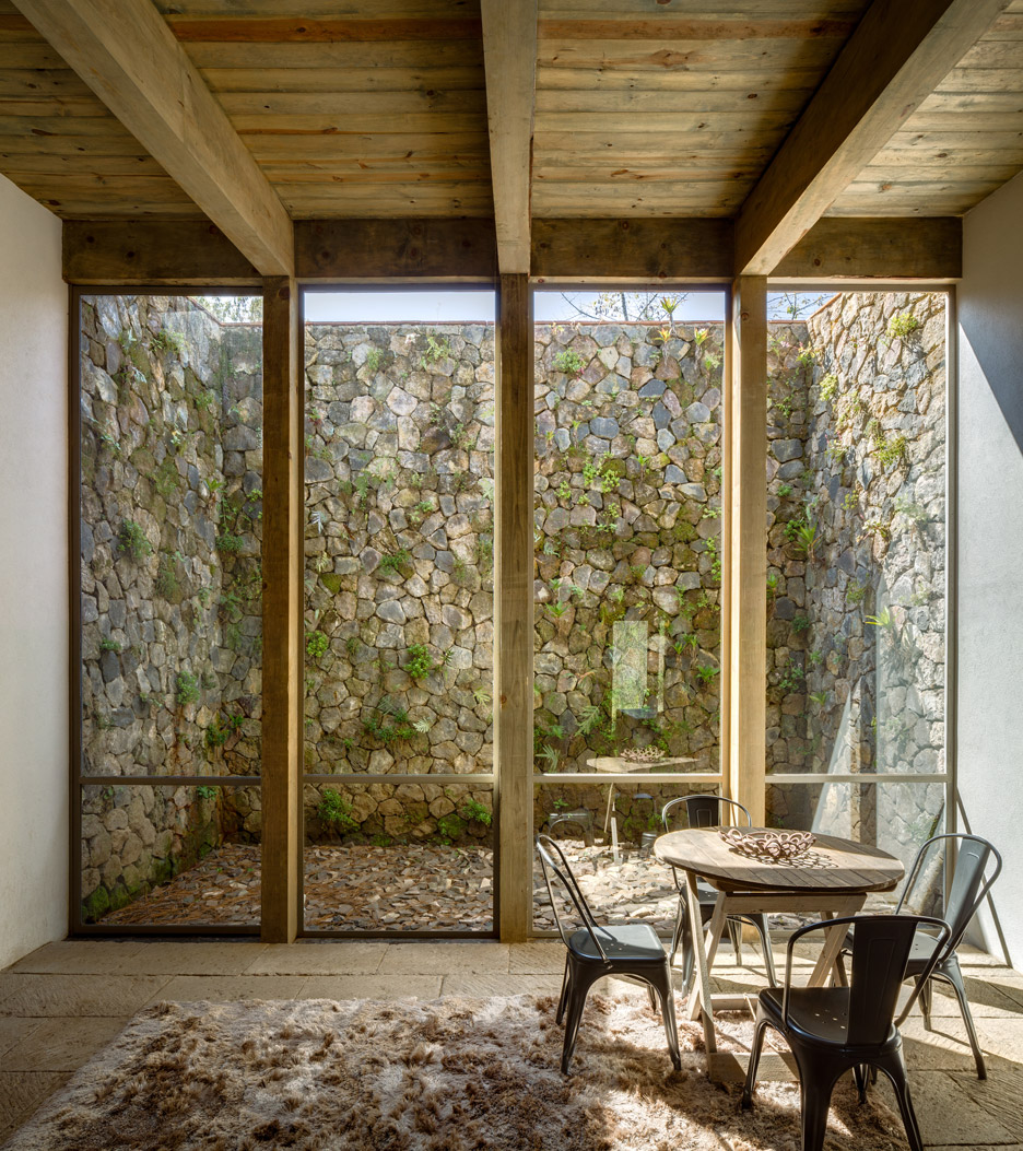 santana-house-cc-arquitectos-valle-de-bravo-mexico-city-_dezeen_936_4.jpg